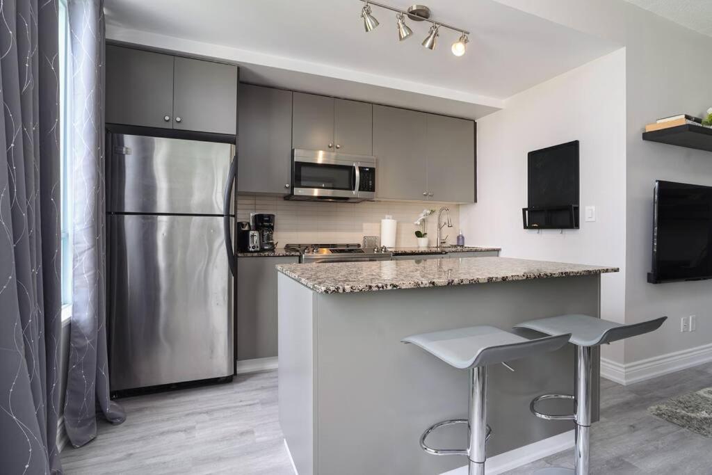 1504 Brand New Best Location 1Br Den With Amazing View تورونتو المظهر الخارجي الصورة